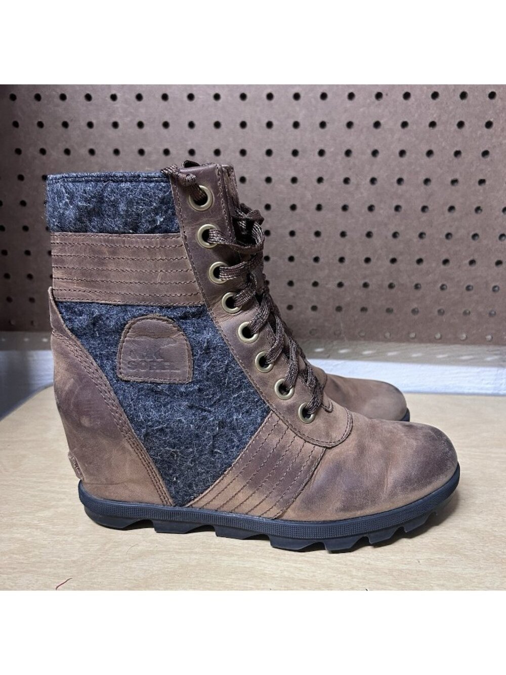Sorel Women's Brown Leather Gray Wool Wedge Boots Size 9.5 NL3376-256 Shoes